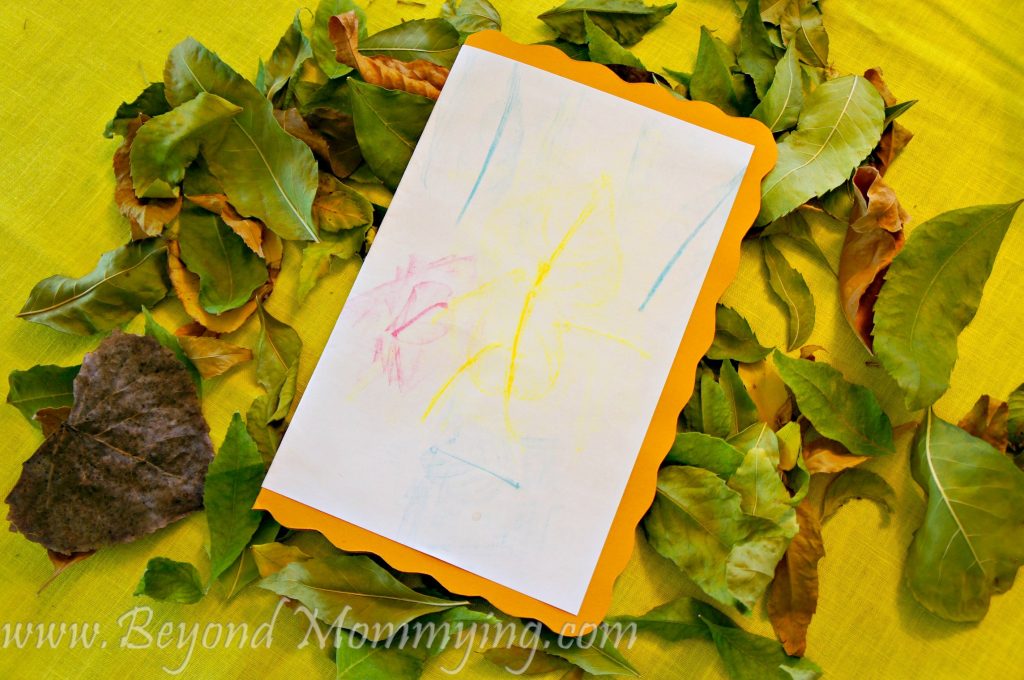 We made fall leaf rubbing cards using fall leaves to create figures to share the magic of fall leaves and colors with faraway friends.